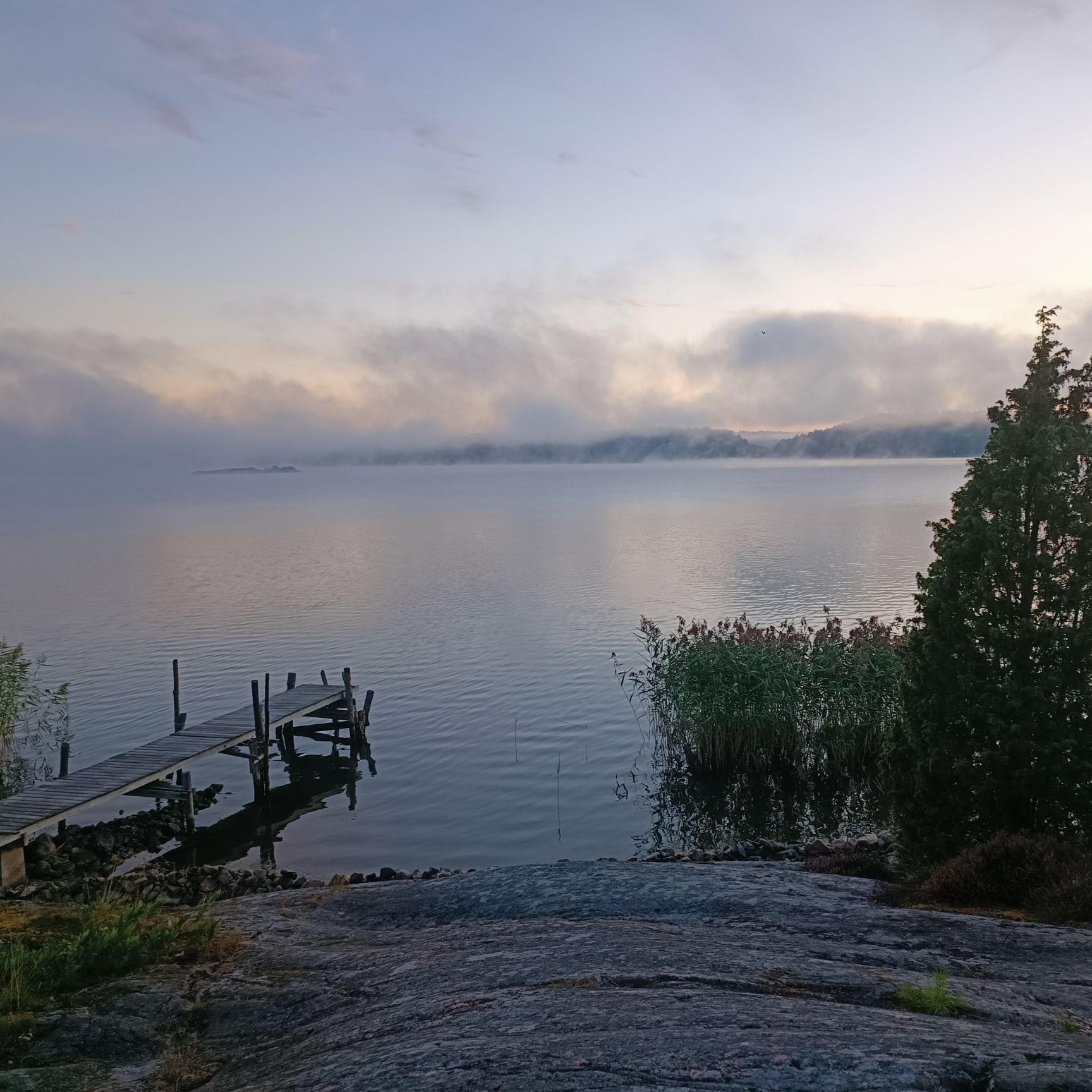 Bild på vatten och brygga tagen uppifrån ett berg